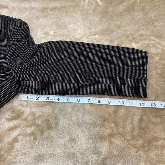 Tahari Blazer textured dotted rose button detail black and white Jacket  size 10 - Picture 6 of 12